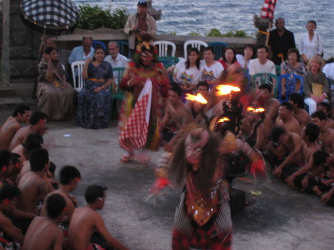 ここではサンセットをみながら、ケチャが楽しめます。ケチャは大迫力です