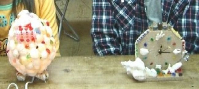 風鈴づくりが終わり、戻ってみると・・・<br /><br />次男の時計は出来上がっていた。<br />しかし・・・主人はまだランプを作っている。<br /><br />結局１時間以上もかけて出来上がったのが<br />こちら。<br /><br />次男は出来に満足している。<br /><br />長女・・・・「こんなの嫌だ」と泣きそう。<br />自分の思い描いていたランプとは程遠い、<br />なんだか妙にでかい、<br />ちょっと不気味なランプが出来上がっていた。<br />さすがの主人もこのランプをかわいいとは<br />思っていない様子で・・・<br /><br /><br /><br />ご機嫌斜めの長女をなだめながら、<br />お昼ごはんの時間だからと、<br />駐車場の所のお土産売り場の横のレストランに行く。<br /><br />ここは昨日に引き続きバイキングレストラン。<br />値段も手ごろで味もまずまずだった。<br />またもやバイキングでお腹いっぱい。<br />