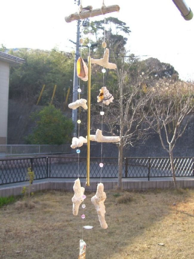 そして出来上がったのがこちらの風鈴。<br />（後日自宅で撮影）<br /><br />なかなかかわいらしく出来て気に入っている。<br />音もきれいなかわいい音がする。<br />長男の作ってくれた風鈴。<br />大切にしなくては。<br />