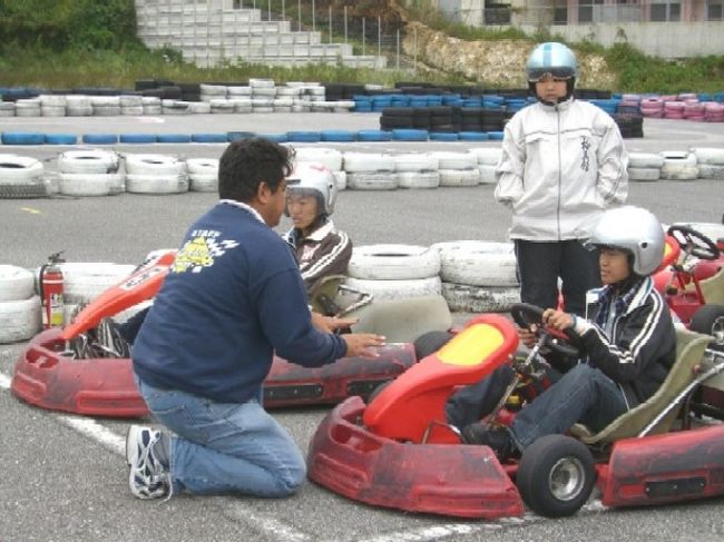 長男次男は一人乗り。<br />長女は主人と二人乗り。<br /><br />いつもは慎重な次男が絶好調。<br />ビュンビュン飛ばしている。<br />長男の乗った車は<br />ちょっと調子が悪かったようで、<br />あまりスピードが出なくて物足りなかった様子。<br /><br />私は・・・<br />あまりの寒さに車の中で待っていた。<br />ここは沖縄。<br />なぜこんなに寒い？<br />