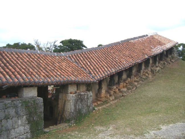 次に向かったのが「やちむんの里」<br /><br />共同売店で湯飲みが欲しいなと思っていたら、<br />残念ながらお正月はお店が全部お休み。<br />ガッカリ・・・<br /><br />