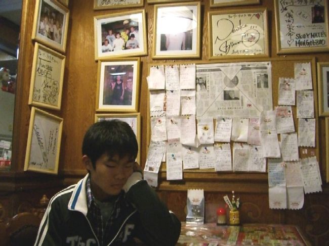 店内にはサインがたくさん。<br />グルリと見て回りたかったけど、<br />お客さんがたくさんいて無理。<br />たまたま出来上がるまで待っていた席で、<br />藤原紀香のサイン発見。<br />そして紙ナプキンにもいろいろ書いてある。<br />でも普通の人たちばかりだな〜と思ってみてると、<br />KAT−TUNの亀ちゃん発見！<br /><br />番組の収録の後、おいしかったからまた来ましたって<br />ことが書いてあった。<br />お〜〜〜〜すごい！<br />