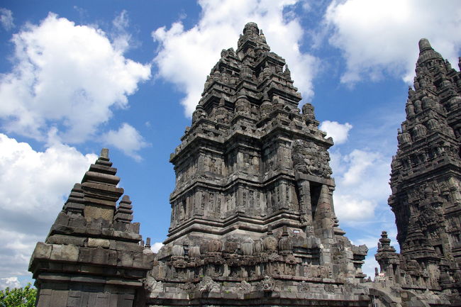 ６基の建物があり、３基が神を祀り、残りが３基が神の乗り物が祀ってあります