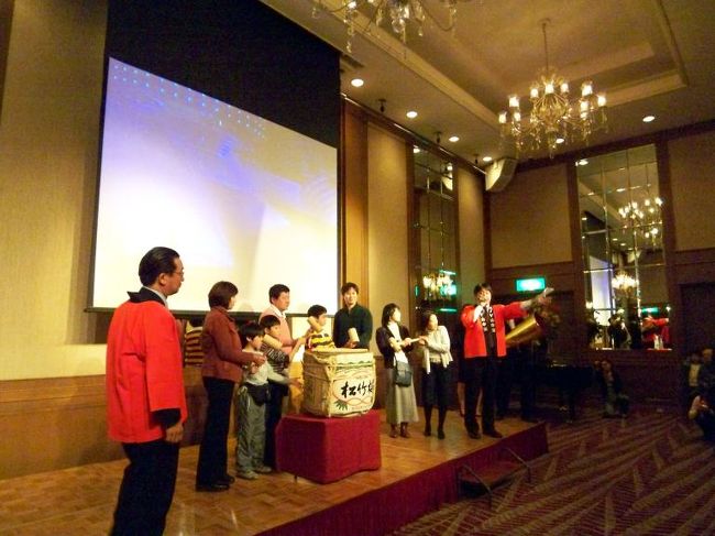 開場から鏡割りの希望者を募ります