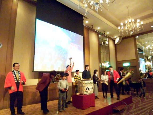 カウントダウンの前に鏡割りが行われました