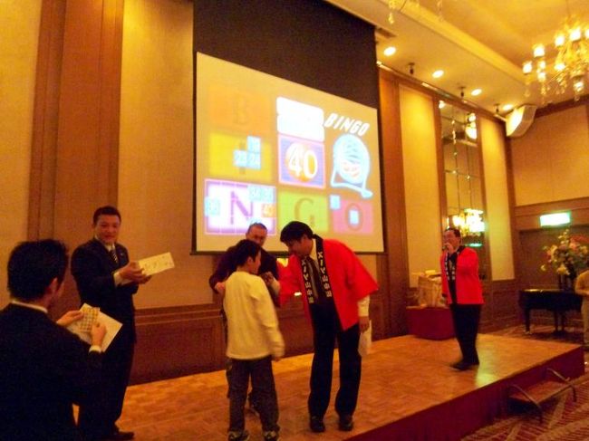 幸運に恵まれた上に、厳しいじゃんけんの戦いを勝ち抜いた少年