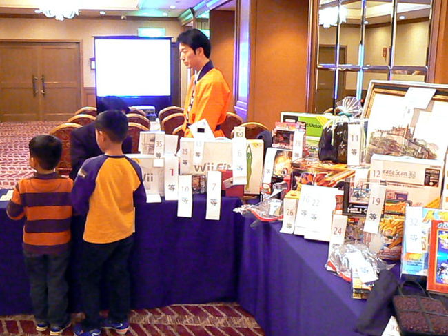 今年の商品１番はwii本体で、子供たちが欲しがるゲーム関連の商品もいっぱいありました