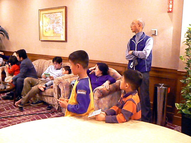 コンベンションホール開場まで立って待っていました