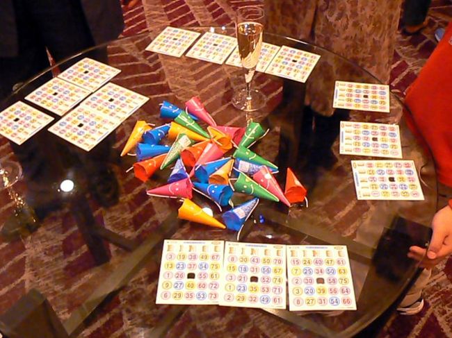 一家で１５枚ものビンゴカードを並べているファミリーがいましたので寄らせて頂きました