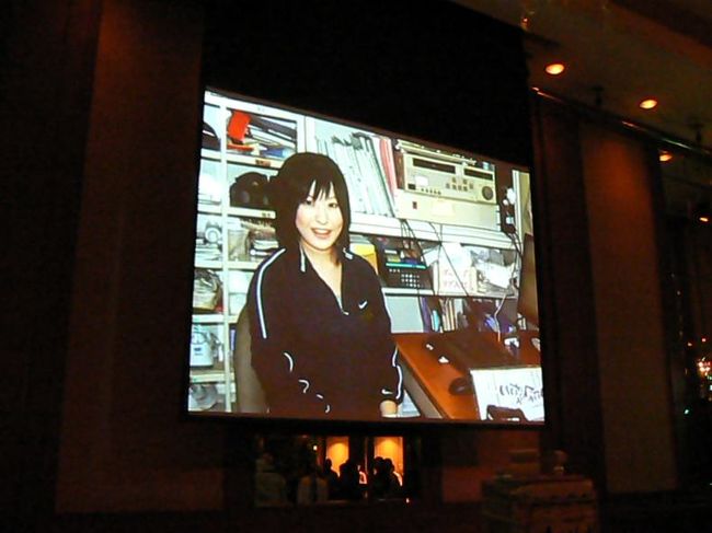 シャンパンが配り終わると大画面でビデオ上映です