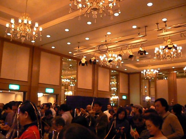 ２００８年元旦零時丁度にクラッカーを打ち鳴らします