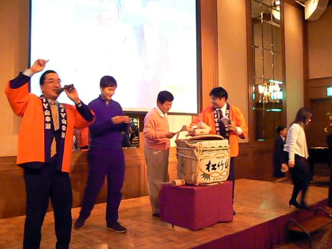 鏡割りを終え、カウントダウンを読み上げます