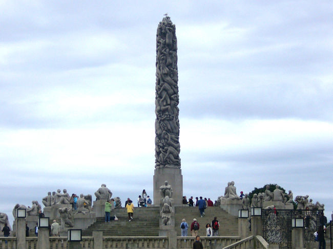 フログネル公園<br />ヴィーゲランが市から依頼を受け、全体をデザインした公園で、２１２もの彫刻があり、まるで野外美術館。