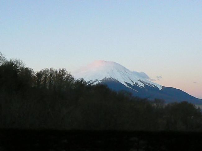 ２００８年元旦 ０６：４８　<br />まだ陽は射しておらず、山頂が僅かにうっすら色付き始めます