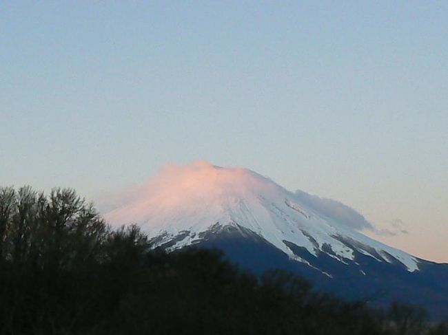 ０６：５０ <br />山頂が赤くなってきました