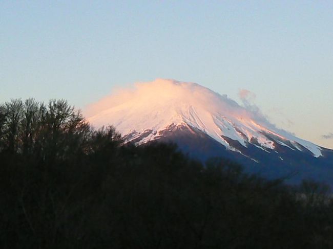 ０６：５２　<br />山腹も赤く染まってきます