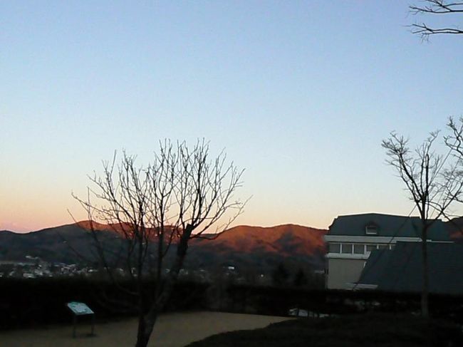 近くの山々にも陽が射し始めました