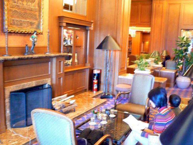 意外と空いていて、すぐに広いお席に案内されました