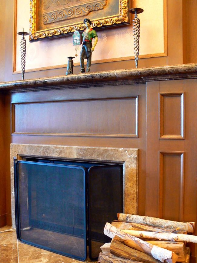 暖炉前のお席です