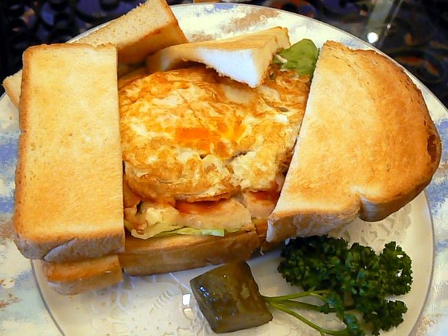 ローストチキン・ベーコン・卵・レタス・トマトが入ってボリュームたっぷり