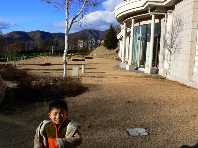 プールで泳ぐ子供たちを見て泳ぎたくなったので