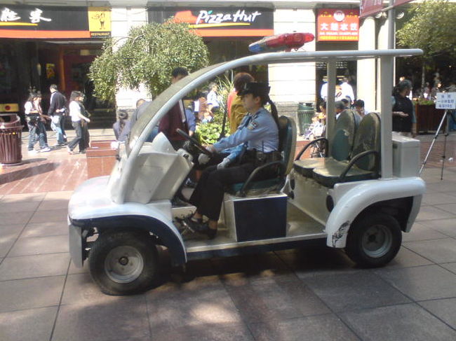 これは、パトカーです。きれいな婦人警官さんが、こんなパトカー（たぶん電気自動車！？）で町を警備しています。