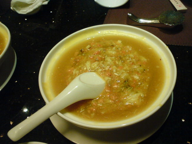 上海といえば「蟹」ですよね。訪れたのが10月だったのでまさに、蟹の絶好のシーズン。<br />というわけで、会社の上海支局に「人生でこれ以上ないくらいに蟹を食わしてくれぇ」と頼み込んで蟹専門店に連れてってもらいました。<br />出てきた中で一番うまかったのが、こちら。<br />蟹とフカヒレと卵のスープです。<br />ほど良い“とろみ”と舌触りが「生きてて良かった」としみじみ感じさせてくれる絶品スープでした。