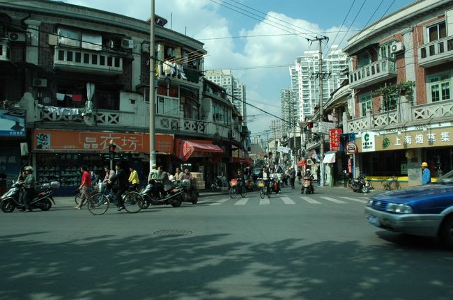 オリンピックや万博が控えて、まさに急成長の中国ですが、ちょっと表通りを隔てるとこんな感じです。超高層ビルのとなりには、物干し竿を道路に直角に突き出して洗濯モノが干されていて、ときおり雫が垂れてきます(^_^.)。