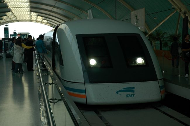 中国が世界に誇る「リニアモーターカー」がこれです。<br />上海郊外と浦東空港を結んでいます。<br />いまは上海中心部から地下鉄かタクシーで、発着駅に行かねばなりませんが、先日の新聞報道によると上海市中心までの延伸がきまったとか。<br />