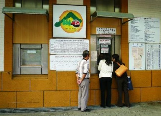 嘉義駅前で「阿里山森林鉄道」の切符を購入します（片道３９９、往復６８０元）。<br /><br />列に並んでいると、おばちゃんが近づいてきました。<br />「安イ部屋アルヨ、一番安イヨ！」と何度も声をかけてきます。<br />でも、その宿は山頂から遠い所なので、丁重にお断りいたしましたm(__)m