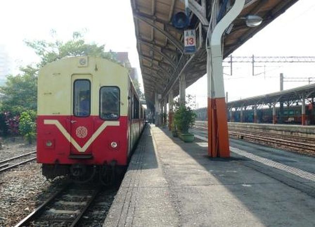 『阿里山号』の先頭<br />定刻の１３時３０分に嘉義駅を出発進行！<br />