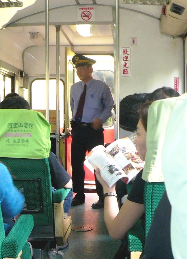 車掌さんが検札に来ます。<br />いつの間にか車内は満席。<br />前には香港から来た女の子３人組、お隣はドイツ人のバックパッカー２人、後ろは台湾人のにぎやかなグループです。