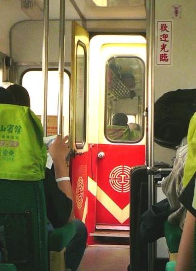 車両と車両の間にはカバーも何も無い．．．<br />さすが、慣れているプロの車掌さんはガタガタ揺れても、難無くヒョイヒョイと次の車両へと渡って行きます。