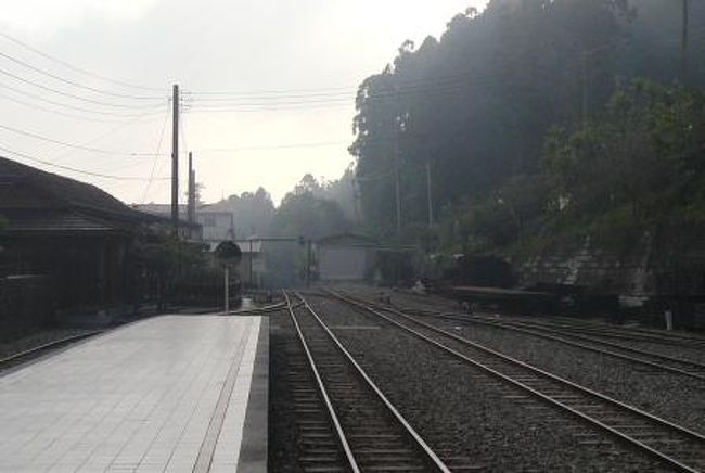 １５時３９分、奮起湖駅に到着。<br />駅前には路地があり、数件の店舗が並んでいます。<br />