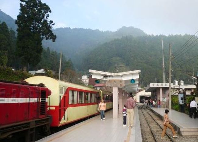 奮起湖駅（海抜１５１７ｍ）<br />ここの駅弁も有名で、おばちゃんがホームまで売りに来ます。 