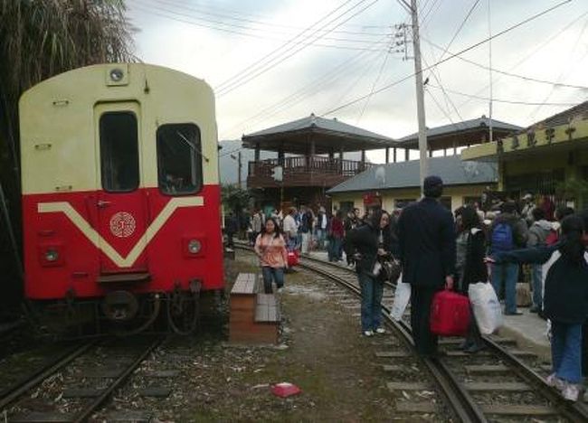 さあ、今日の終点の十字路駅に到着です。<br />時刻は１６時１１分。<br />お客は荷物を全部持ってバスまで移動します。