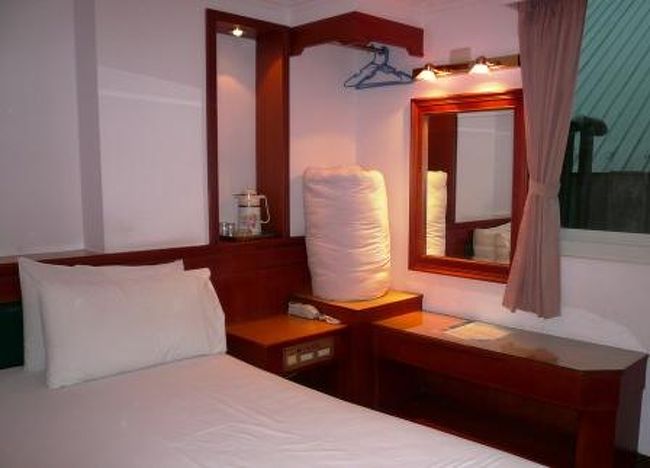 フロントで料金を交渉すると、半額の１５００元でＯＫ（シーズンオフの平日に限る）とのこと、ラッキー\(^^)／<br />