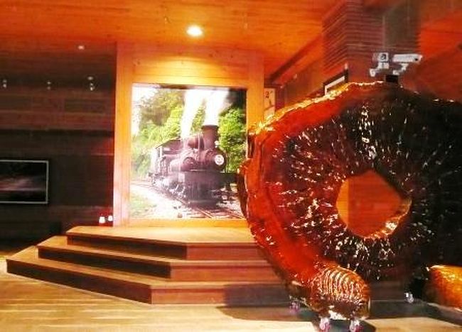 阿里山駅は、大きな木造の駅です。