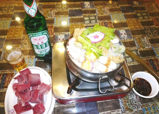 さて、今日の夕食です。<br />牛肉の鍋に台湾ビール、ご飯はお替り自由で合計２３０元。<br />満腹、満腹(^^)