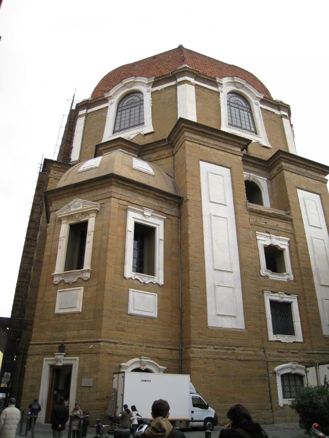 10時半に到着<br />ホテルに直行。荷物を置いてスタート。<br />ホテルに近いメディチ家礼拝堂から。<br />内部は撮影禁止でした。