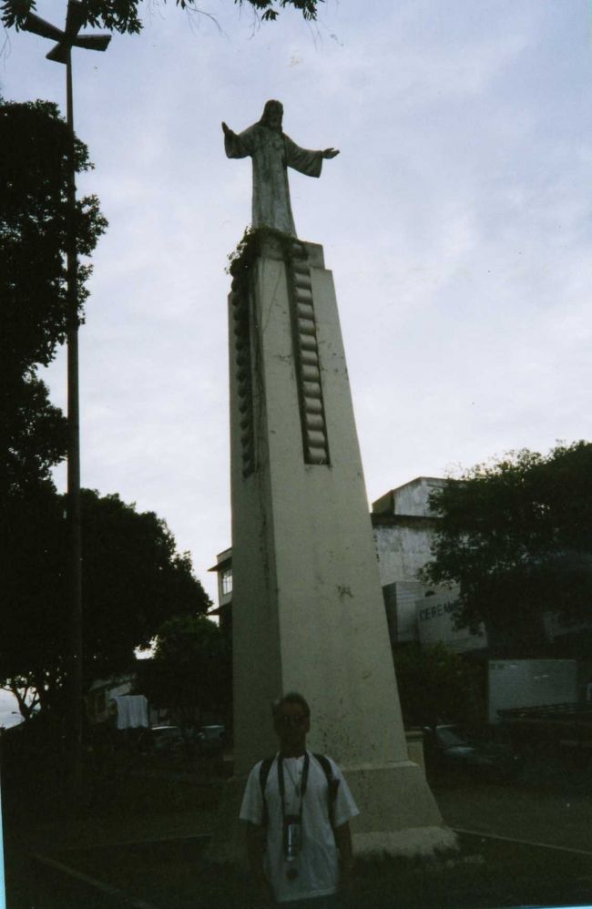 マナウスは大河アマゾンの入り口、ヨーロッパ文明の玄関口でありあらゆる物資の集積点でもある。港には多くの人で溢れ、直ぐ近くには、活気溢れる大きな市場もある。港には、沢山の大小の船が停泊してる。