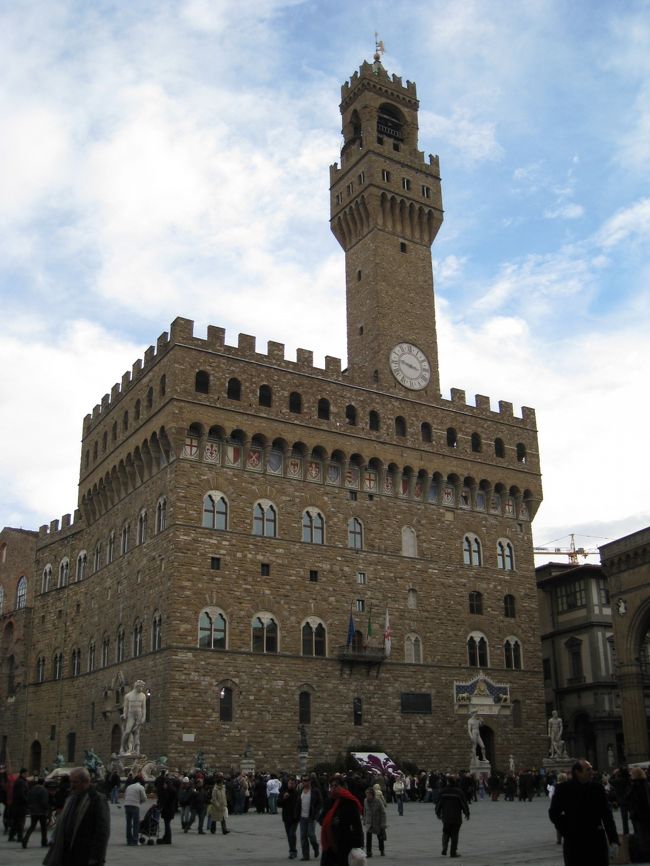 次はヴェッキオ宮のほうへ行きました。