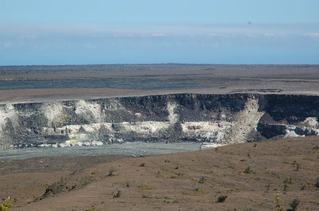 今回は、30年ぶりの火山性微動で残念ながら火口付近はみることができませんでしたが、もっとも近づけた地点からのケラウエア火山の火口です。<br />写真ではわかりづらいですが、穴のあちこちに黄色いポチポチがあって、おそらく硫黄が噴出しているのでしょう。<br />同行して解説をしてくれたガイドさんいわく「この火口からいつ噴火してもおかしくない」とのこと。<br />「いっそのこと噴火してくれたら一生の思い出になるのに」とみんな騒いでました(^_^)/
