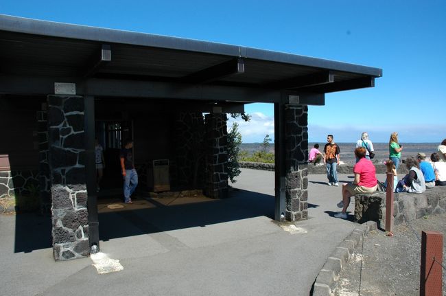 こちらは展望台と測候所です。<br />測候所のなかには、これまでの火山活動の迫力ある記録写真がたくさんあります。<br />そして、時計の針のような先にペンがついていて、ワイパーのようにカタカタ動く地震計測器みたいなのが、ガラス越しにおいてありました。<br />それを見ていると、ロール状の紙の上には、用紙の端っこまで針が振れているのが見えて、なんとなく「すごい揺れている雰囲気」。人間には全く感じられないのですが、めちゃめちゃ揺れてますって言っているようでした。