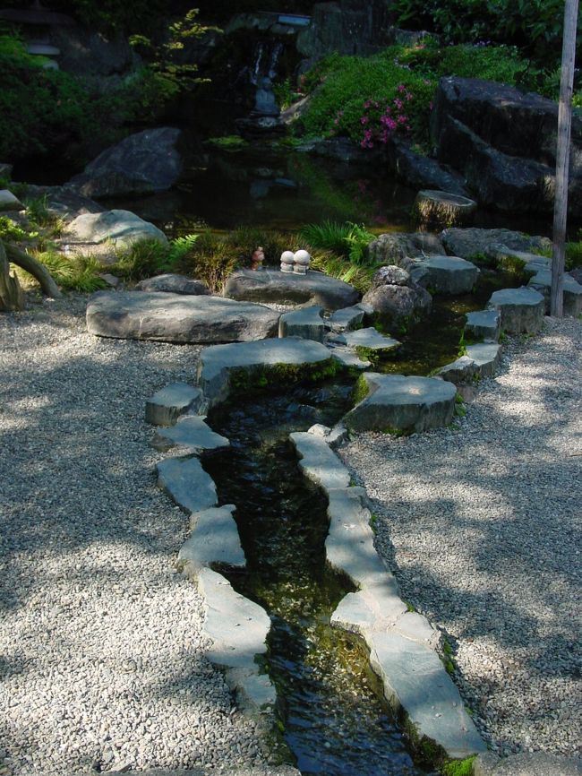 霊山寺　境内<br />泉水池をはじめ、水が趣深く溶け込んでいるような境内。