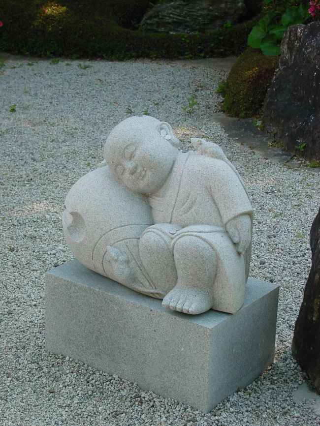 極楽寺　境内<br />こんなかわいいお地蔵様が。この寺は子授けのご利益があるという。