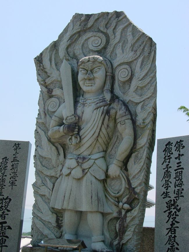 十楽寺　石彫りの十三不動明王<br />煩悩を焼き滅すと云われている。力強い石像だ。