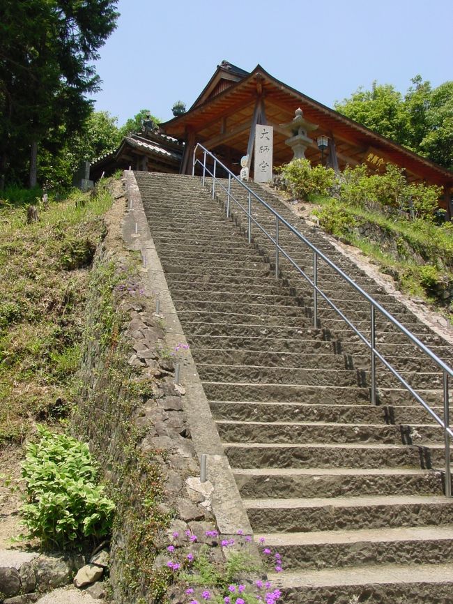 第８番札所　熊谷寺（くまたにじ）　大師堂<br />境内は広々としており、古めかしい建造物が多い。写真の階段を登ったところに大師堂がある。息を切らしながら登ると遠く徳島平野が見渡せた。<br />体力は年配の母の方があるようだ。旦那さんが一番バテテいた。