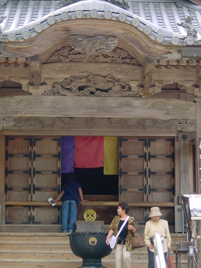 第１１番札所　藤井寺　本堂<br />本堂の天井に雲龍が描かれているのでこんなふうに覘いている。