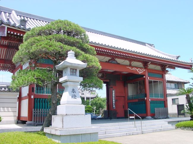 第１７番札所　井戸寺（いどじ）　大門<br />朱塗りの大きな仁王門。大きくて写真に収まらないくらい。仁王像は四国最大級だとか。